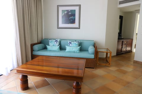 Elite Room, 1 King Bed, Garden View | Living area | 37-inch plasma TV with cable channels