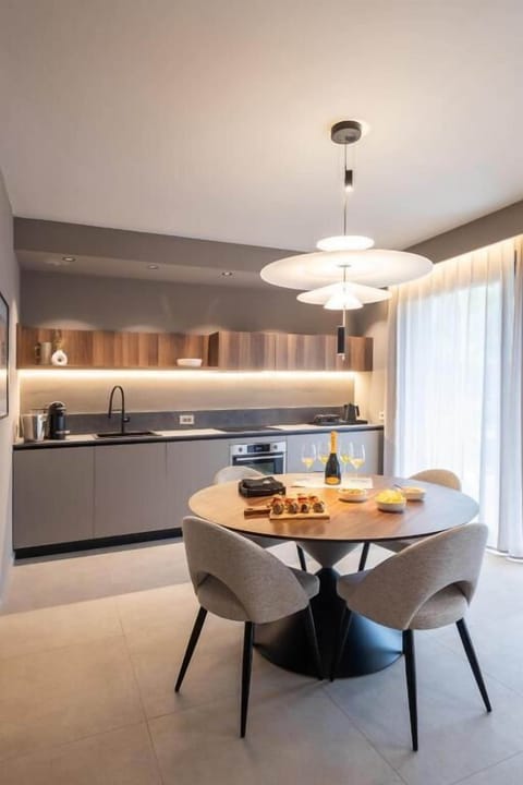 Full-size fridge, microwave, oven, stovetop