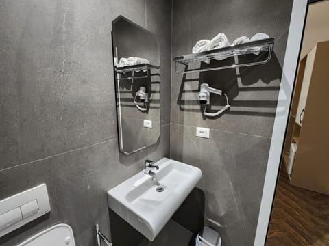 Standard Suite, Garden View | Bathroom