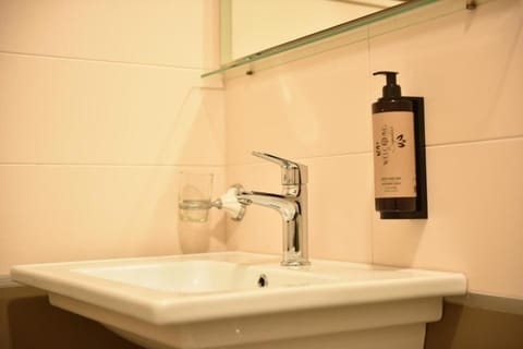 Standard Triple Room, Balcony, Garden View | Bathroom