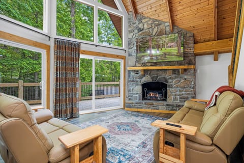 Chalet, Multiple Beds, Hot Tub, Mountain View | Living area