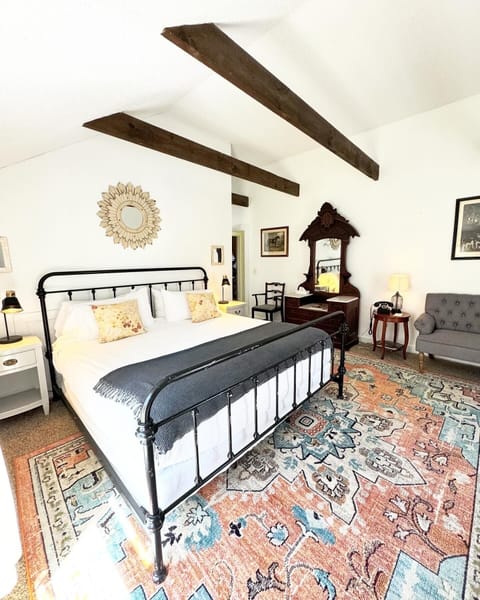 Standard Room, 1 King Bed 9 (Run of House) | Premium bedding, pillowtop beds, individually decorated