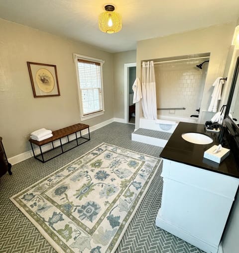 Standard Room, 1 Queen Bed (Run of House) | Bathroom | Combined shower/tub, designer toiletries, hair dryer, bathrobes