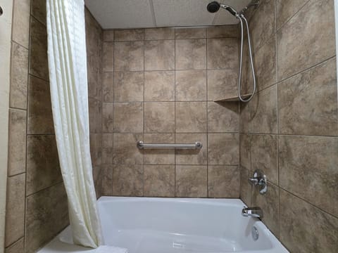 Deluxe Single Room, 1 King Bed, Bathtub Grab Bars, Non Smoking | Bathroom | Combined shower/tub, hair dryer, towels, soap