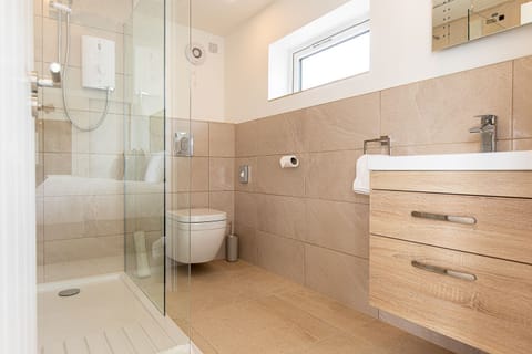 Lochside Cabin | Bathroom | Free toiletries, hair dryer, towels