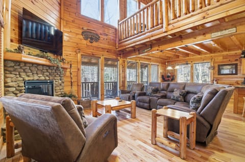 Signature Cabin, 3 Bedrooms, Hot Tub | Living room | 40-inch Smart TV with cable channels, fireplace