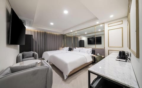 Premium Twin Room | Hypo-allergenic bedding, individually decorated, individually furnished