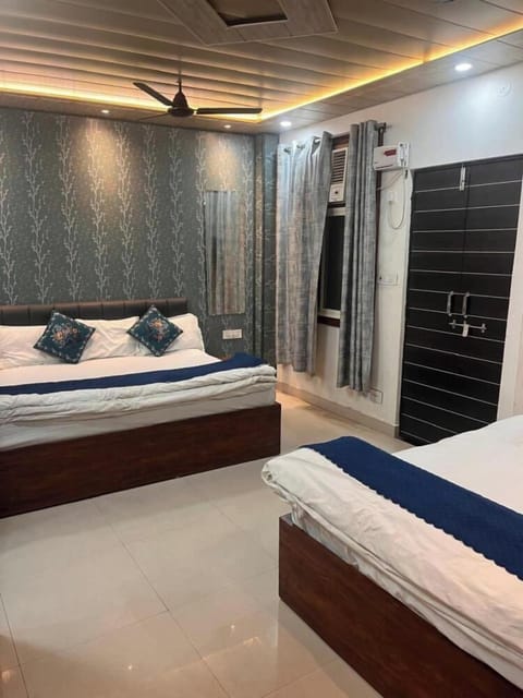 Super deluxe 6 Bed Room | Free WiFi, bed sheets