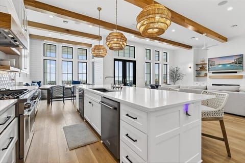 House (5 Bedrooms) | Interior