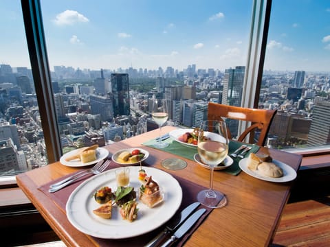 6 restaurants; breakfast, lunch, and dinner served