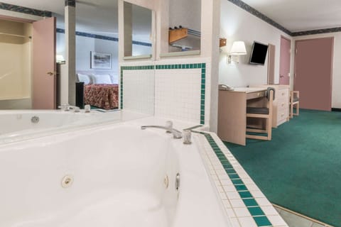 Suite, 1 King Bed | Desk, iron/ironing board, free WiFi