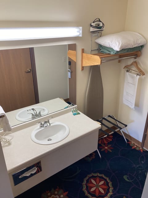 Room, 1 Queen Bed | Bathroom | Combined shower/tub, free toiletries, towels