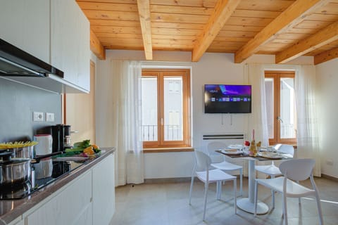Family Apartment, Multiple Bedrooms (Residenza Lugana - apt 3) | Private kitchen | Fridge, microwave, stovetop, coffee/tea maker