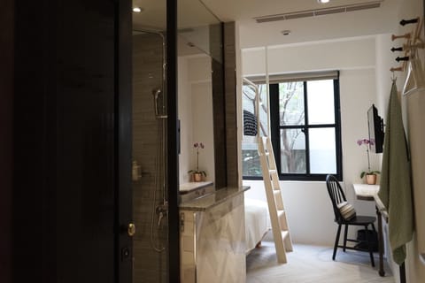 Triple Room | Desk, soundproofing, iron/ironing board, free WiFi