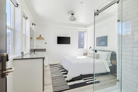 Room, 1 Queen Bed, Mobility Accessible, Non Smoking | Hypo-allergenic bedding, Tempur-Pedic beds, blackout drapes