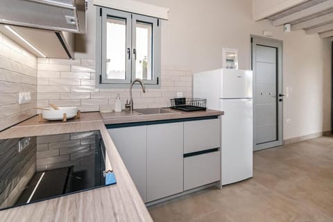 Family Suite, Pool View | Private kitchen