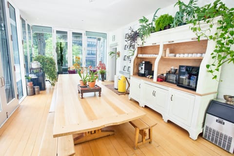 2 bars/lounges, tapas bar, cocktail bar