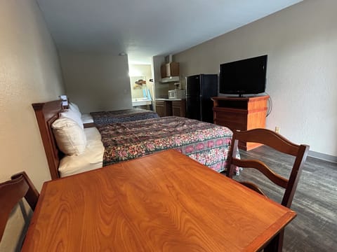 Desk, WiFi (free)