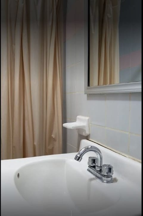 Shower, free toiletries, towels