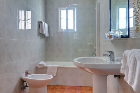 Standard Twin Room | Bathroom | Towels