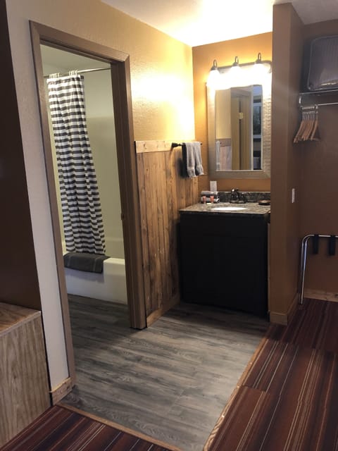 Standard Room, 1 King Bed | Bathroom sink