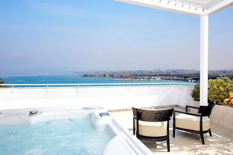 Apartment, Hot Tub, Lake View | Outdoor spa tub