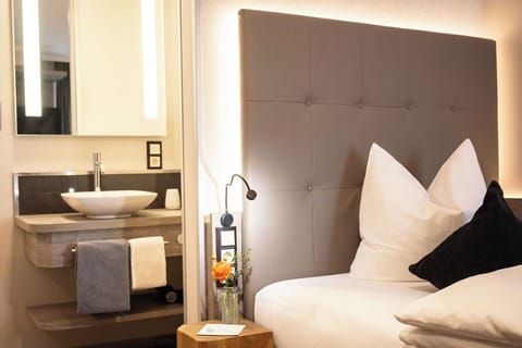 Classic Single Room | Premium bedding, down comforters, in-room safe, laptop workspace