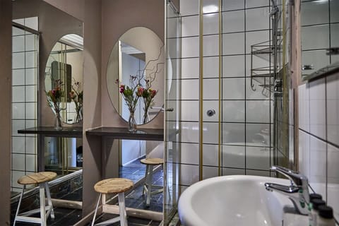 De Luxe Suite with own lounge and fireplace | Bathroom | Shower, free toiletries, hair dryer, towels