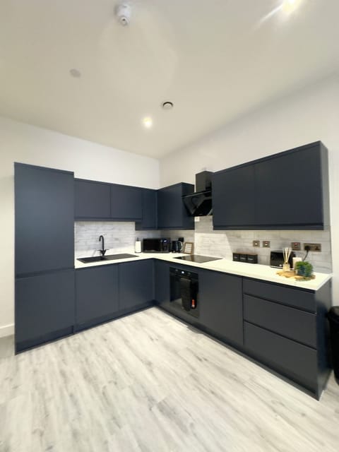 Full-size fridge, microwave, oven, stovetop