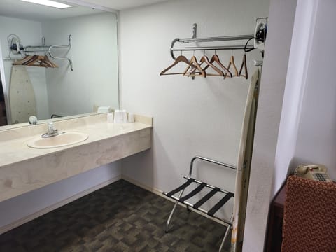 Combined shower/tub, deep soaking tub, hydromassage showerhead