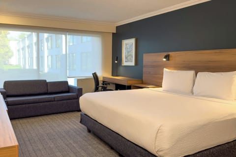 Room, 1 King Bed | In-room safe, desk, blackout drapes, iron/ironing board