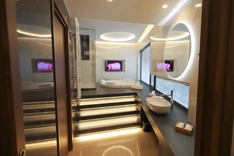 Grand Suite, Hot Tub | Bathroom | Shower, rainfall showerhead, free toiletries, hair dryer