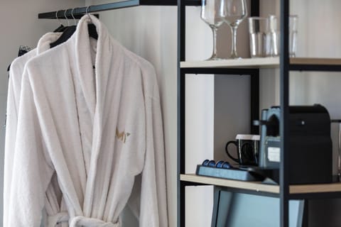 Suite, Sea View | Hypo-allergenic bedding, in-room safe, laptop workspace, blackout drapes