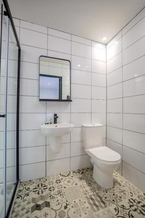 Standard Double Room | Bathroom | Shower, free toiletries, hair dryer, towels