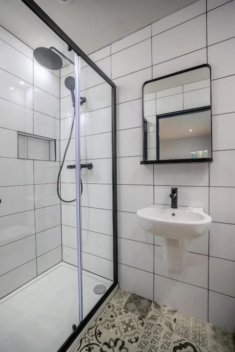 Deluxe Double Room | Bathroom | Shower, free toiletries, hair dryer, towels