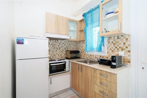 Family Room, Non Smoking, Mezzanine | Private kitchen | Mini-fridge, stovetop, cookware/dishes/utensils