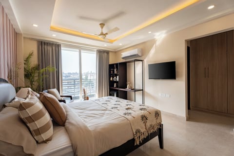 Deluxe Room, Balcony | Egyptian cotton sheets, premium bedding, minibar