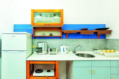 Studio | Private kitchenette | Fridge, microwave, stovetop, coffee/tea maker