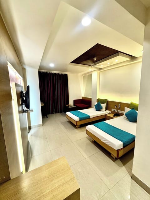 Deluxe Twin Room, Balcony, City View | Living area | Printers