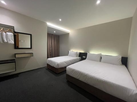 Deluxe Triple Room | Iron/ironing board, free WiFi