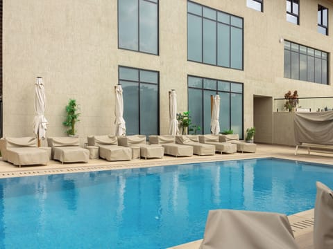 Outdoor pool, free cabanas, pool umbrellas
