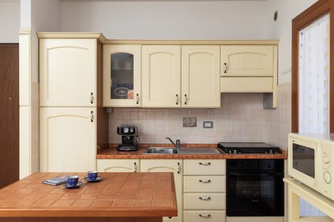 Apartment, 2 Bedrooms | Private kitchen | Stovetop, cookware/dishes/utensils