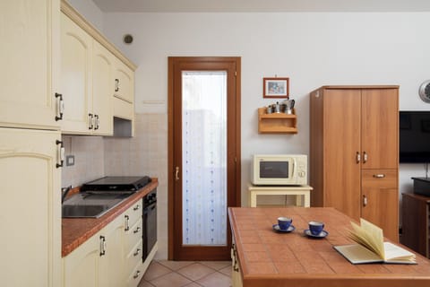 Apartment, 2 Bedrooms | Private kitchen | Stovetop, cookware/dishes/utensils