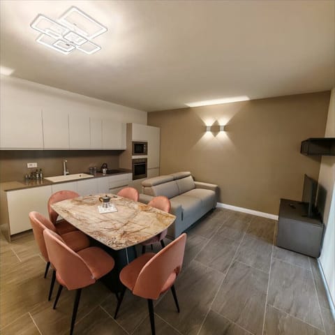 Deluxe Apartment, Hill View | Living area