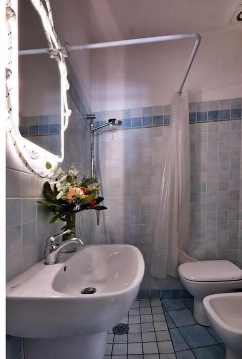 Family Double Room, Non Smoking, Canal View | Bathroom