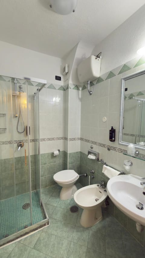 Standard Triple Room | Bathroom