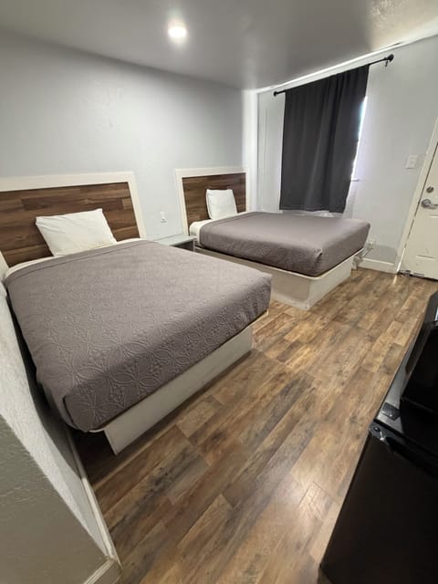 WiFi (free), bed sheets