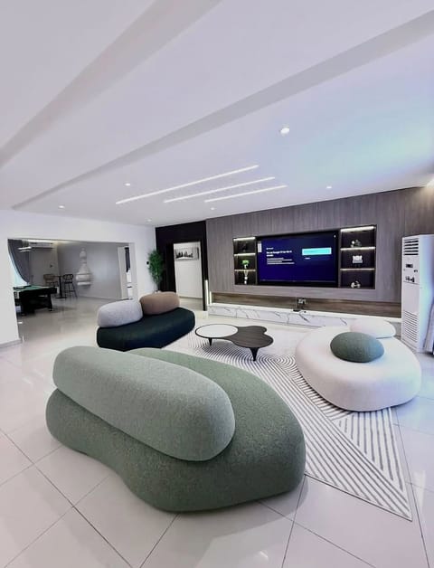 Deluxe Room, Balcony, City View | Interior
