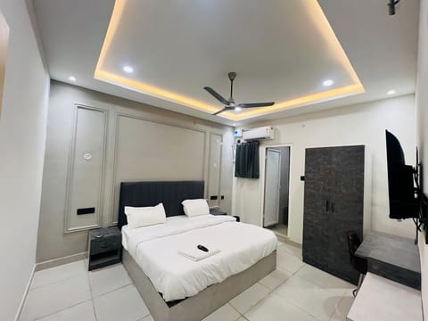 Standard Double Room, 1 Double Bed, Smoking, Private Bathroom | Desk, laptop workspace, soundproofing, rollaway beds