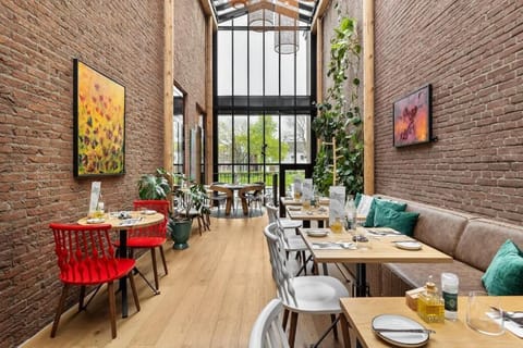 Breakfast, lunch and dinner served